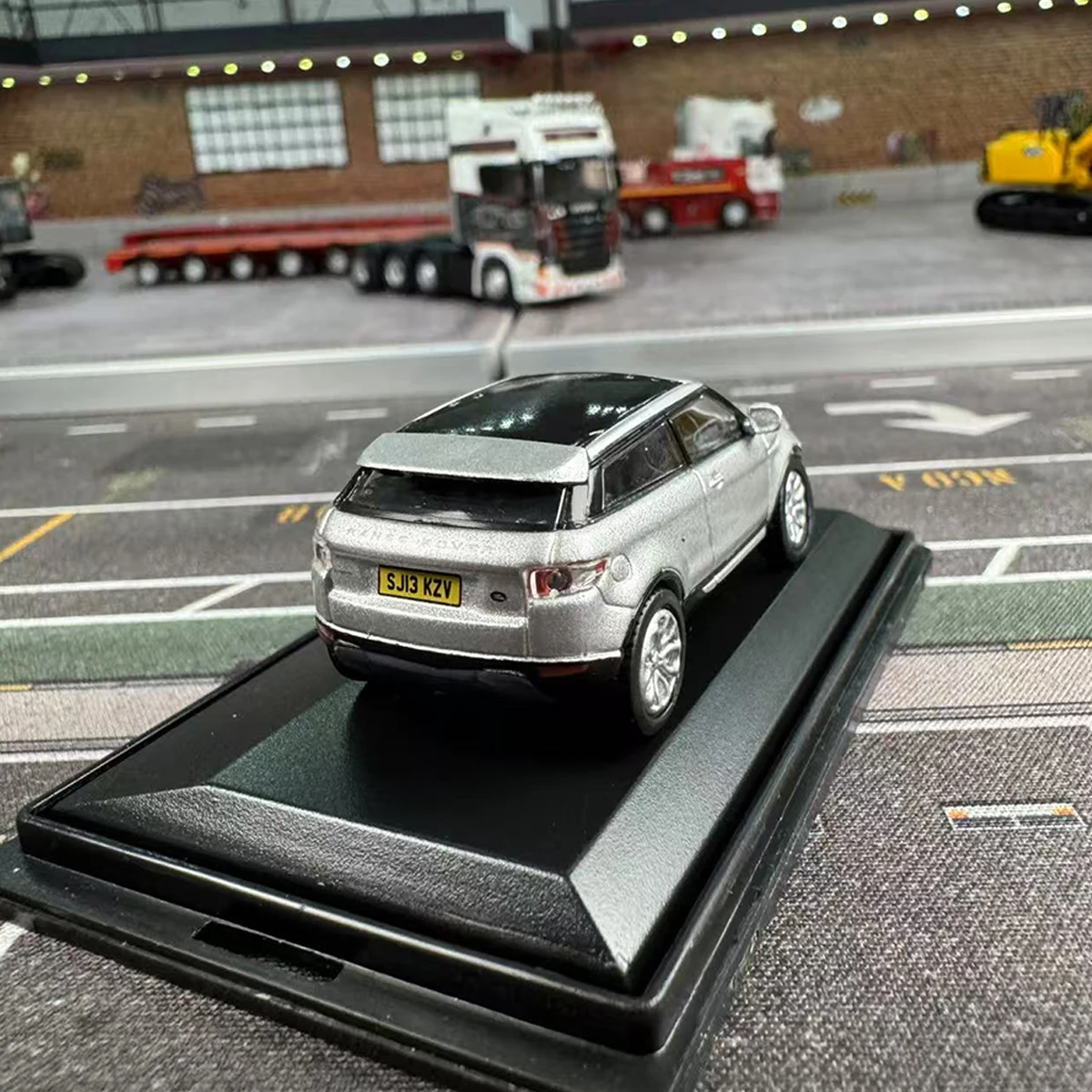 OXFORD 1:76 Skala Diecast Alloy Range Rover Evoque Jeep Zabawki Samochody Model Klasyka Nostalgia Pamiątki dla dorosłych Prezenty Statyczny wyświetlacz