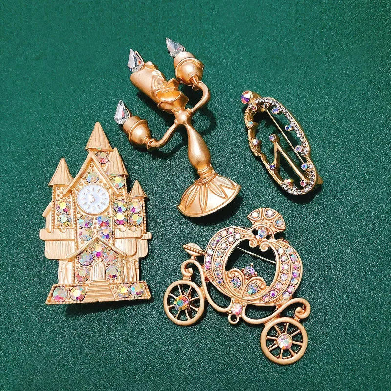 Broche de la serie de cuento de hadas de dibujos animados dorados de Cenicienta de Disney, Pin de candelabro Vintage, joyería de carruaje de calabaza y broche de reloj