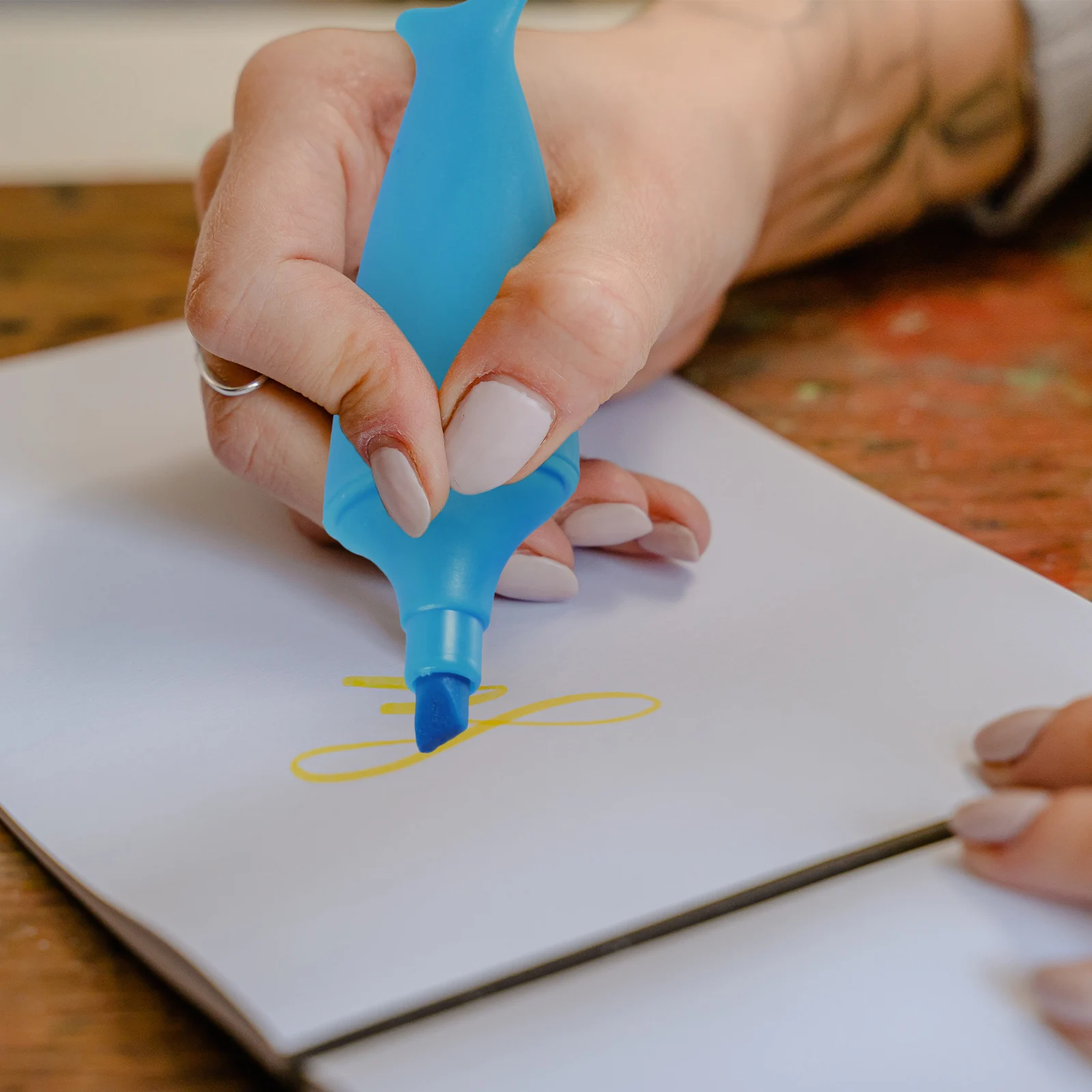 

12Pcs Fluorescent Watercolor Pens Colorful Marker No Dirt Hands Attract Attention Creative Cartoon Drawing Pens