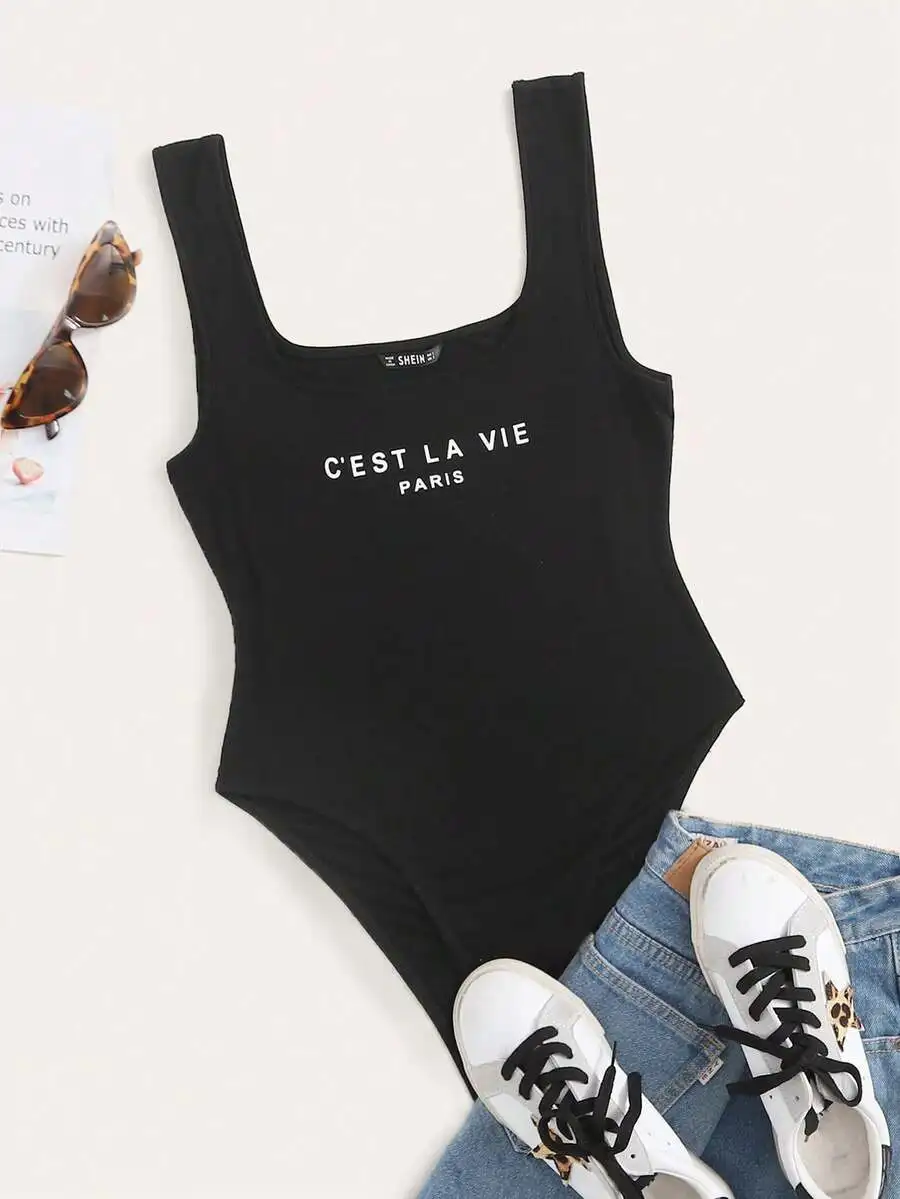 

Черное боди с принтом в виде букв, высоким вырезом и квадратным вырезом на горловине