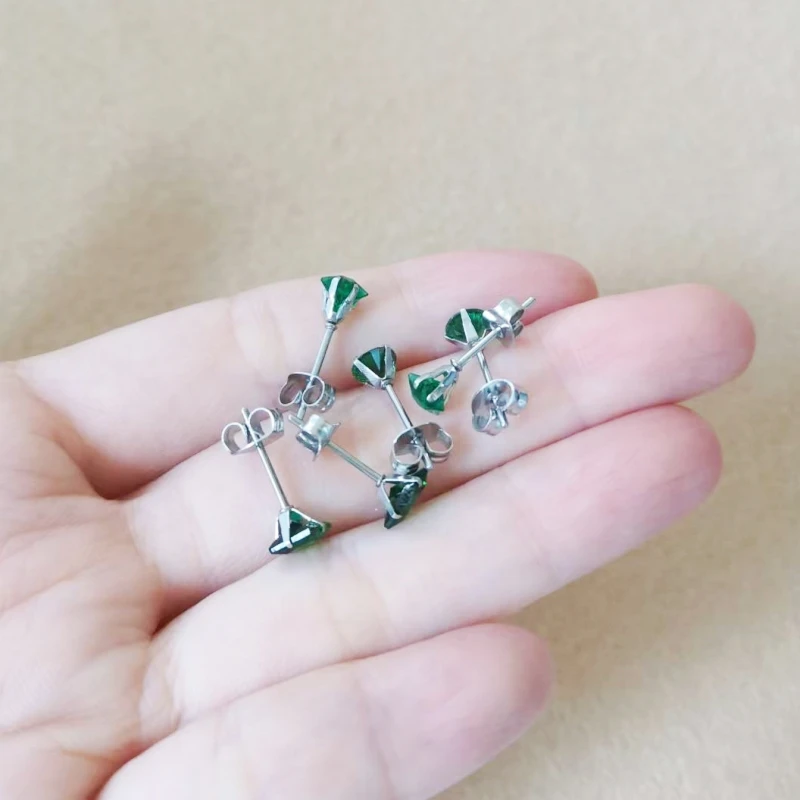 3 Paar Ohrstecker mit grünem Glas-Kristall, rund, sternförmig, quadratisch, aus 316L-Edelstahl, IP-beschichtet, farbecht und allergiefrei – Detail 1