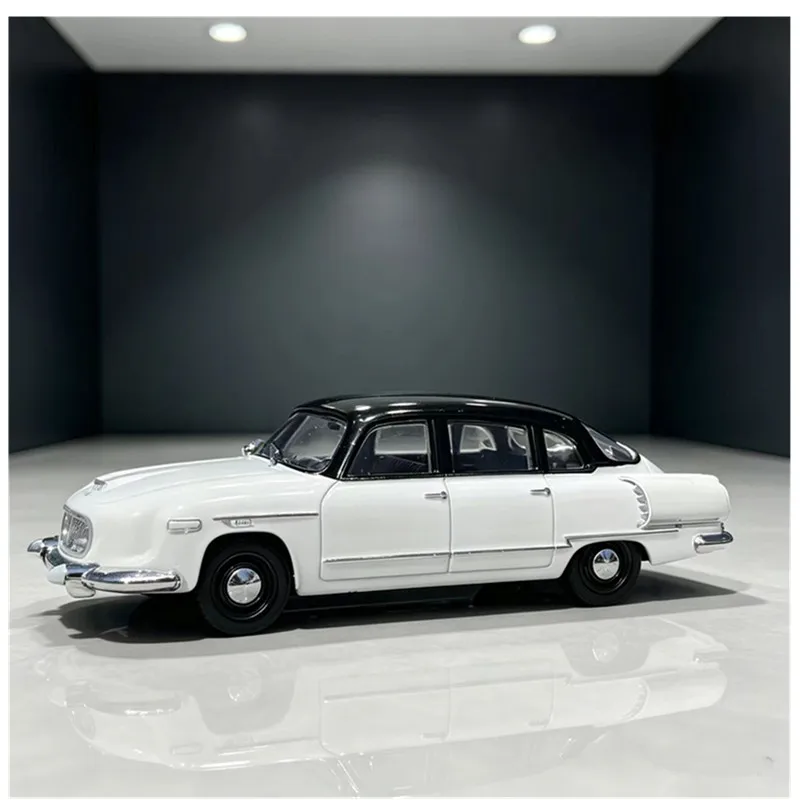 New 1/43 Alloy Vintage Car Miniature Model DIY Handmade Painted Sand Table Scene With Toy Figurine Desktop Ornament