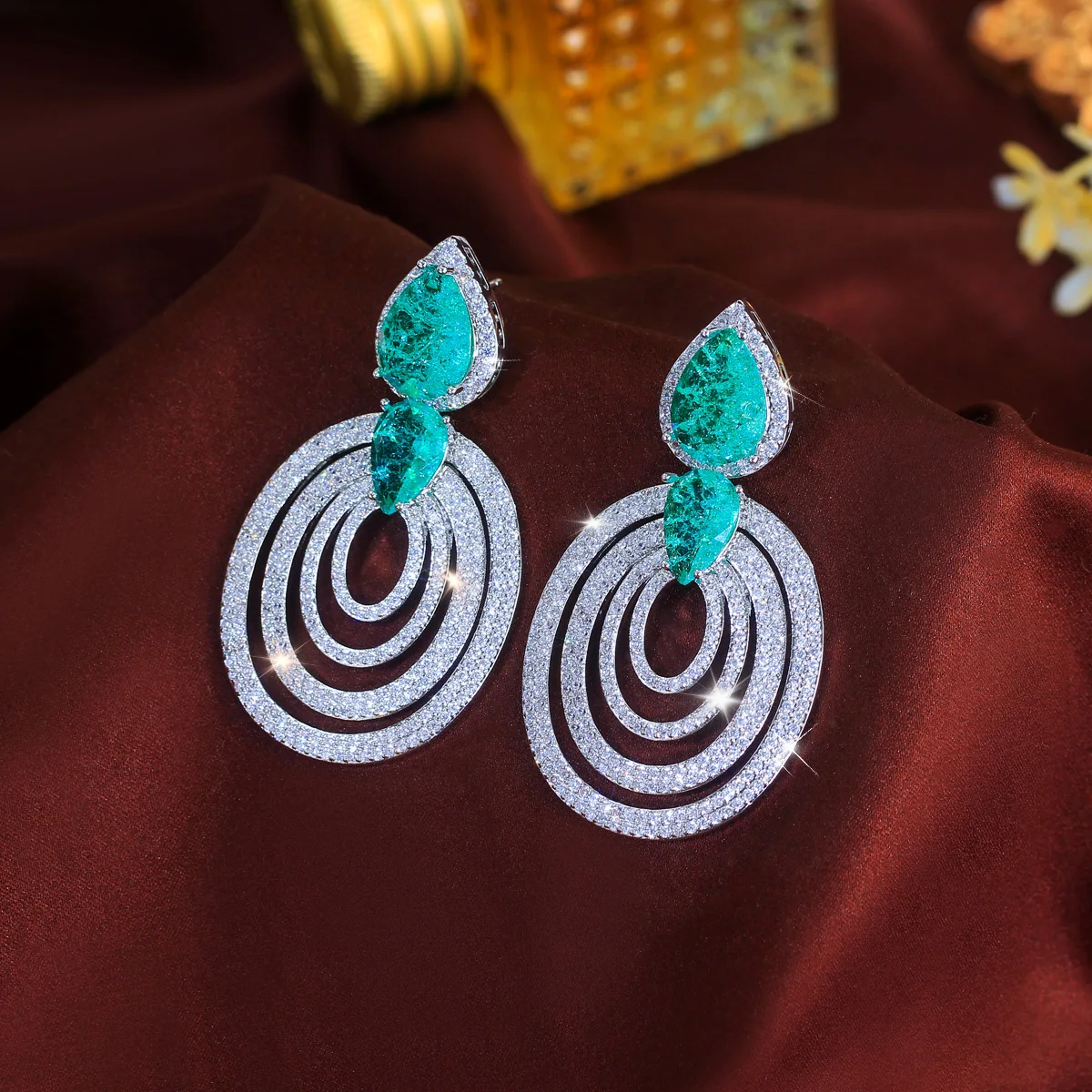 CWWZircons Luxuriöse hellgrüne, mehrschichtige ovale Tropfenohrringe mit zerbrochenem Eis-Zirkonia-Besatz für Damen, Hochzeitsdeko, Schmuck, Großhandel E1198 – Detail 6