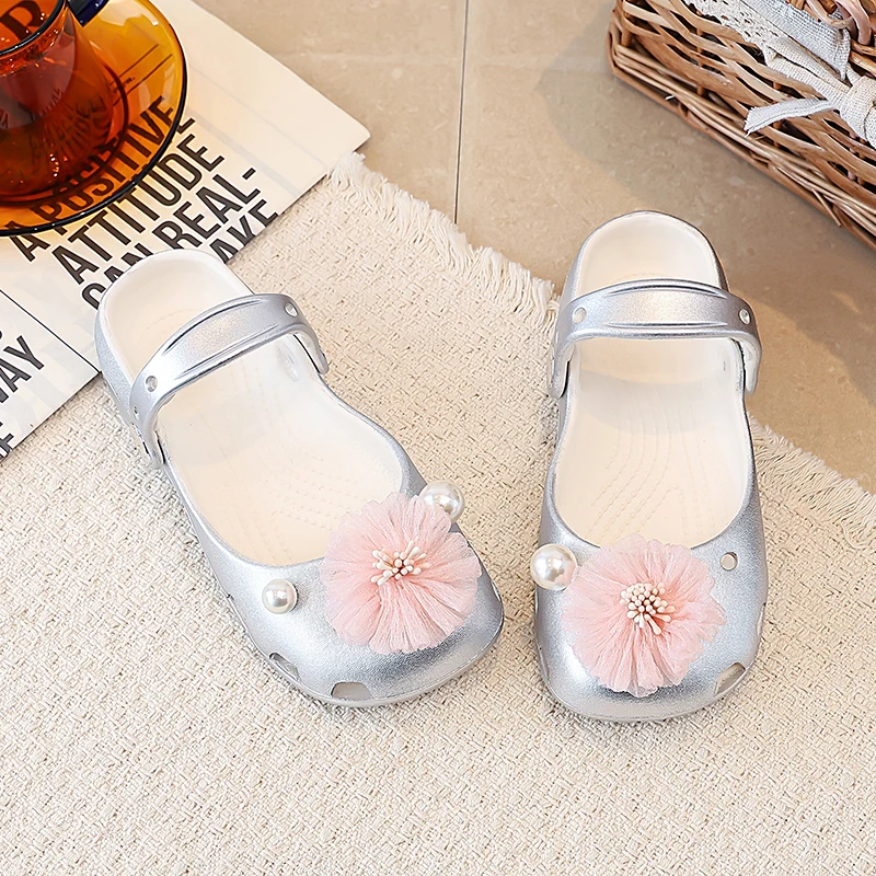 A pair of children's decorative flower pearl EVA clogs, adjustable strap hollow platform slip-on casual sandals KH-k603-1