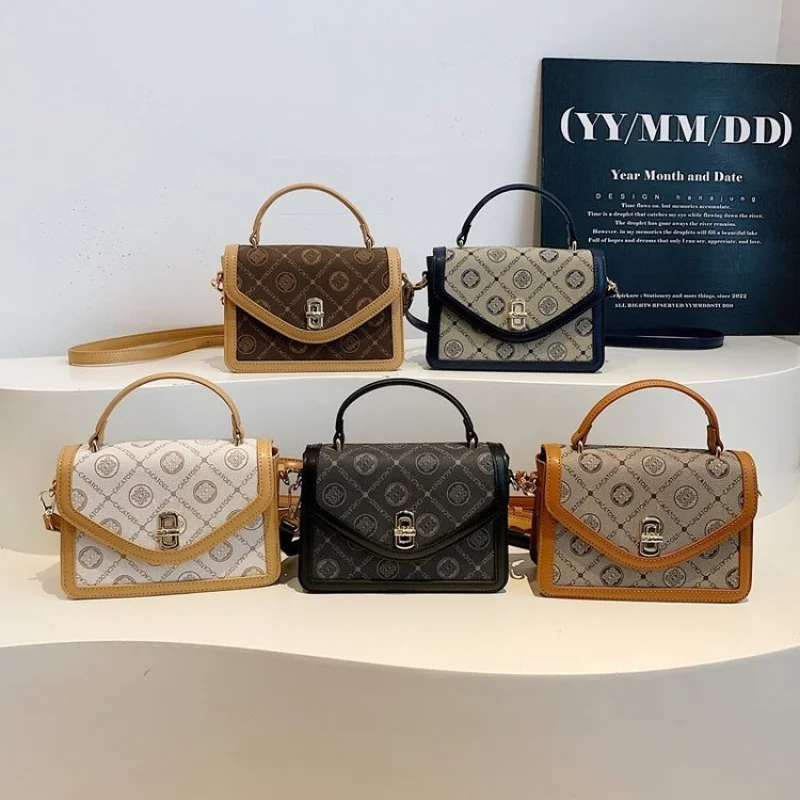 

Женская сумка через плечо из тонкой кожи и повседневным простым винтажным и известным вневременным стилем ​