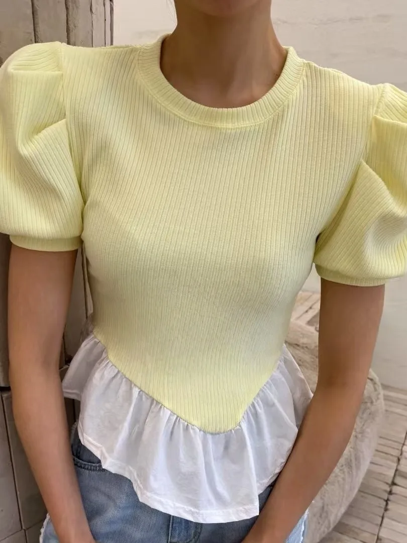 เสื้อยืดทรงเข้ารูปสำหรับผู้หญิง แต่งระบายชายเสื้อ สีสันสไตล์วินเทจ รุ่นใหม่ล่าสุดสำหรับฤดูร้อน สวมใส่สบาย ระบายอากาศได้ดี