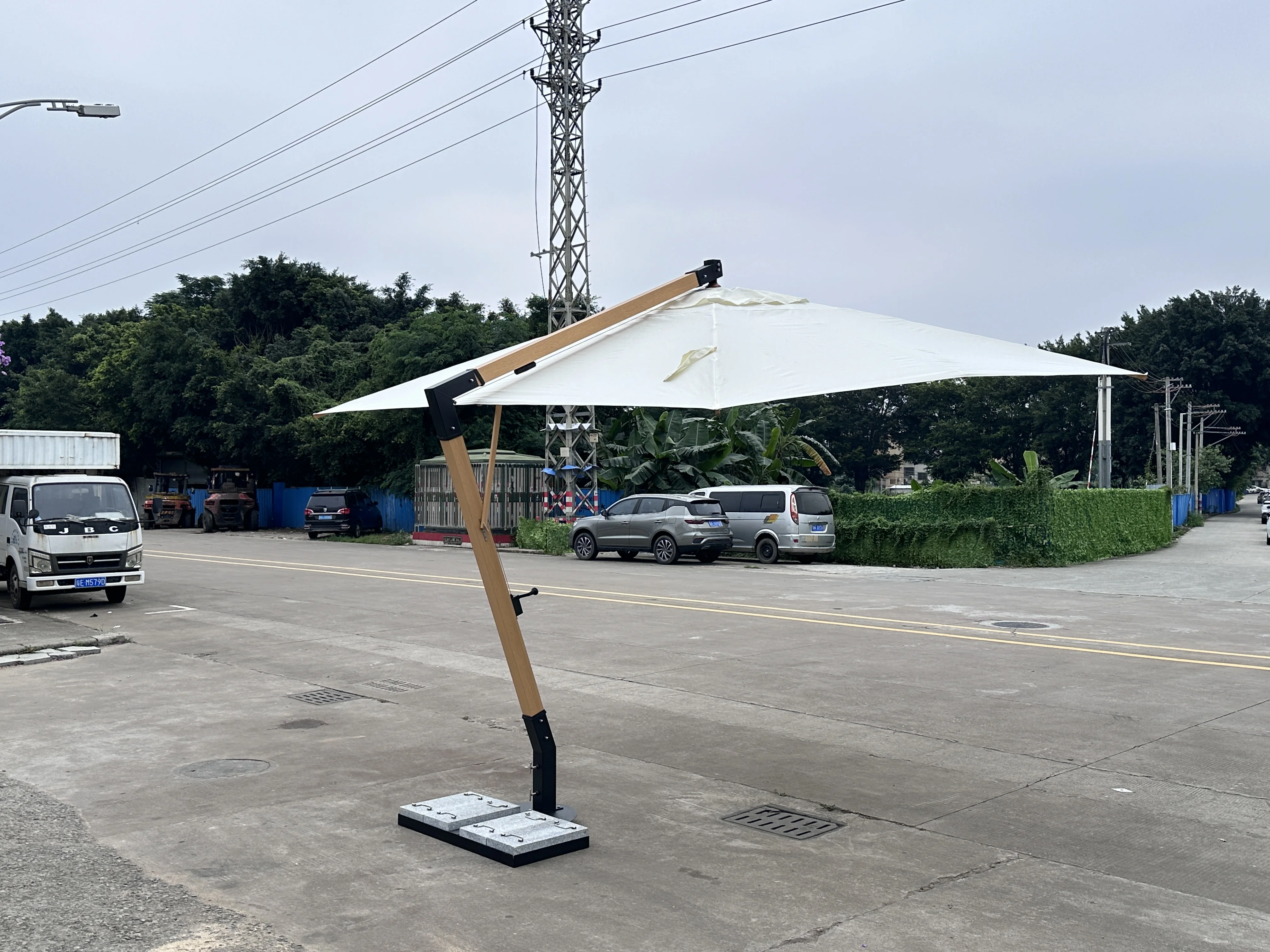 Hot Selling Outdoor Garden Pool Cantilever Umbrella Parasols Strong Wind Resistance Aluminum Frame Square Shape for Beach Use