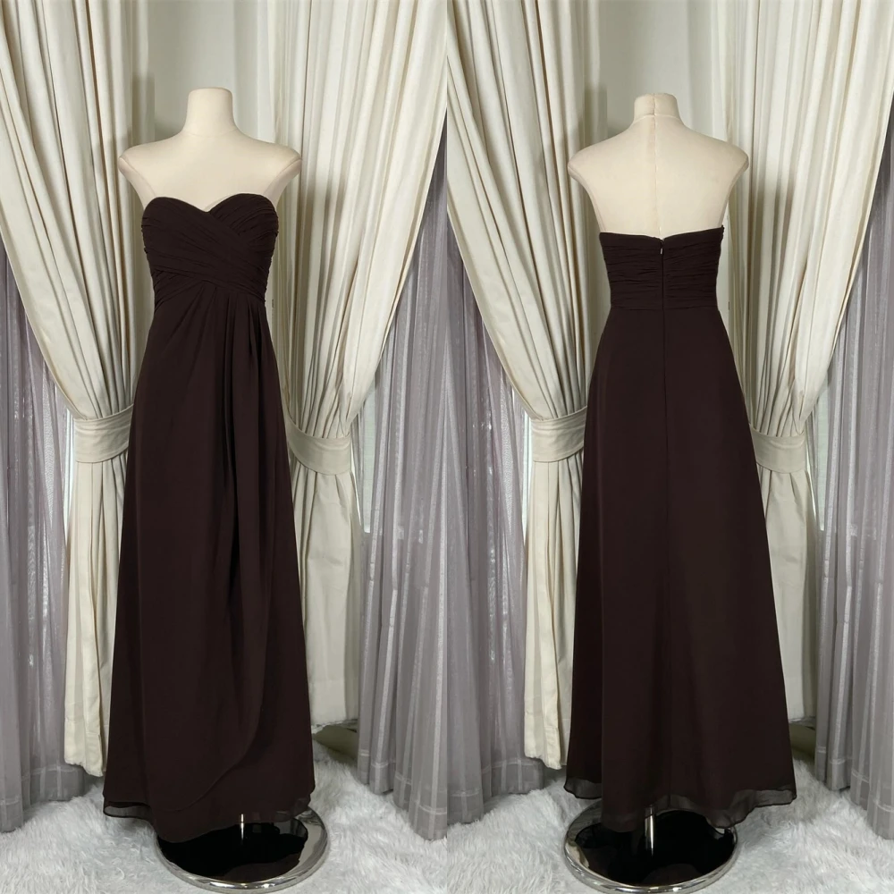 Maßgeschneidertes, hochwertiges Chiffon-Abendkleid in Braunheit, elegantes, anmutiges, trägerloses, ärmelloses Abendkleid, klassische Promi-Kleider