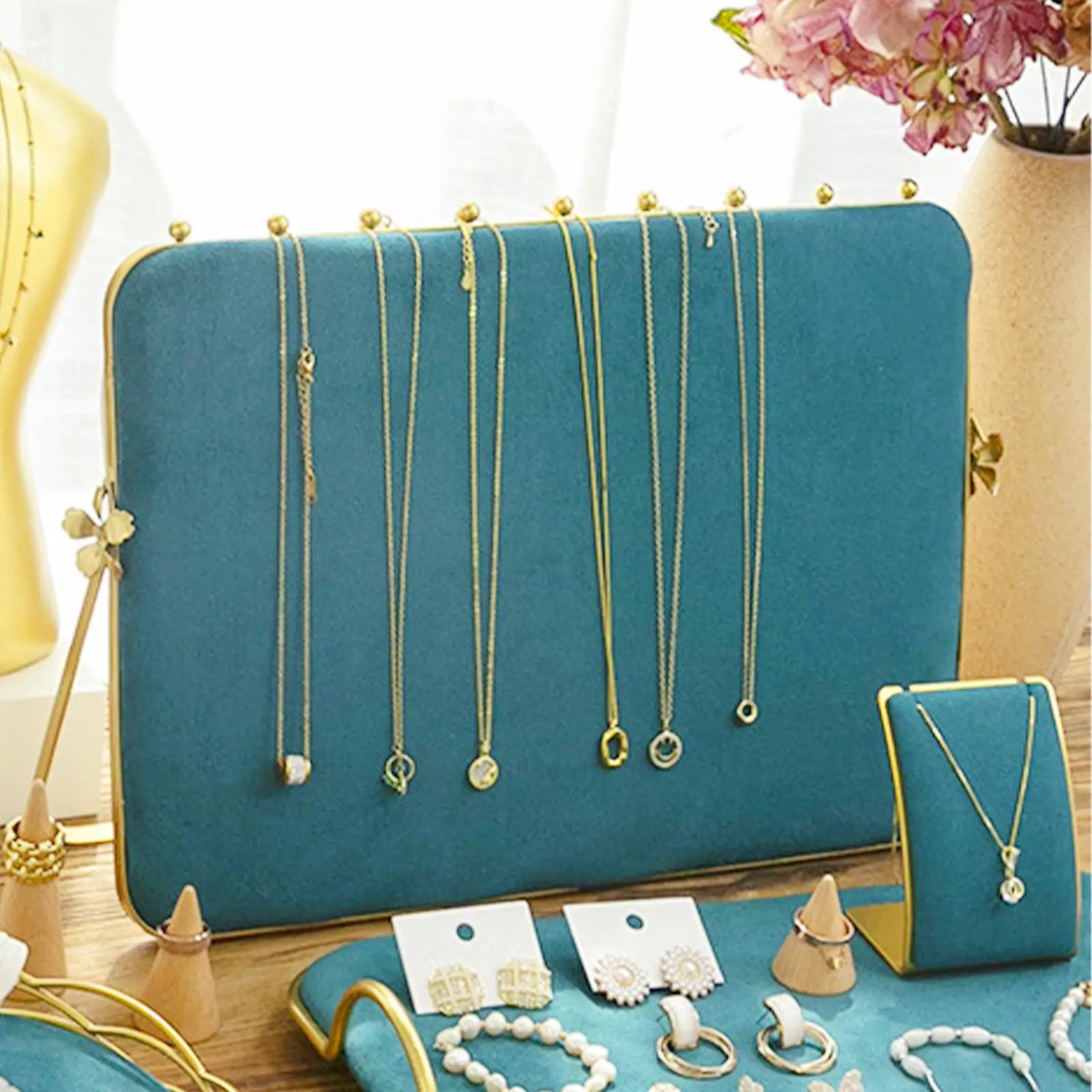 حامل عرض المجوهرات، حامل قلادة مزخرف