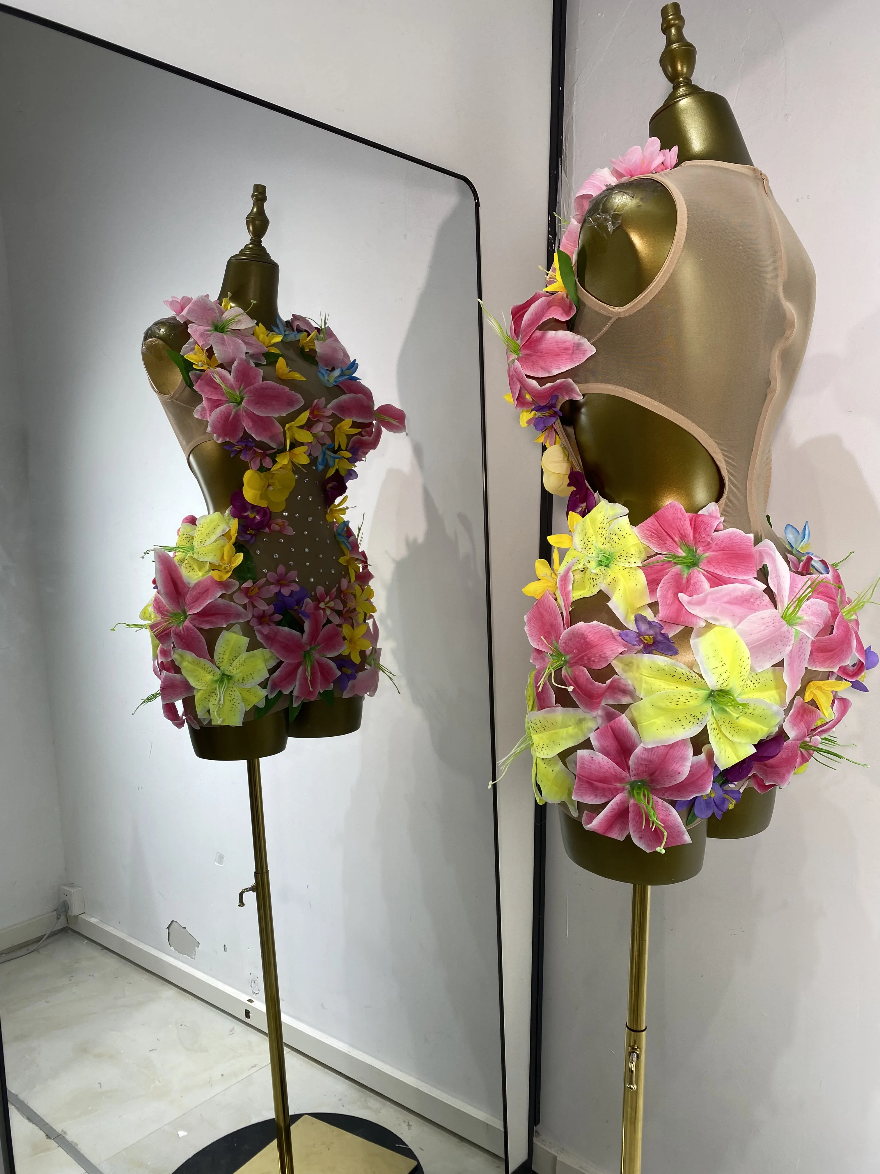 ชุดเดรสสั้นรัดรูปสำหรับถ่ายภาพผู้หญิง ประดับดอกไม้ คริสตัล ผ้าตาข่ายโปร่งแสง ตัดเว้าช่วงเอว เหมาะสำหรับงานวันเกิด งานเลี้ยง