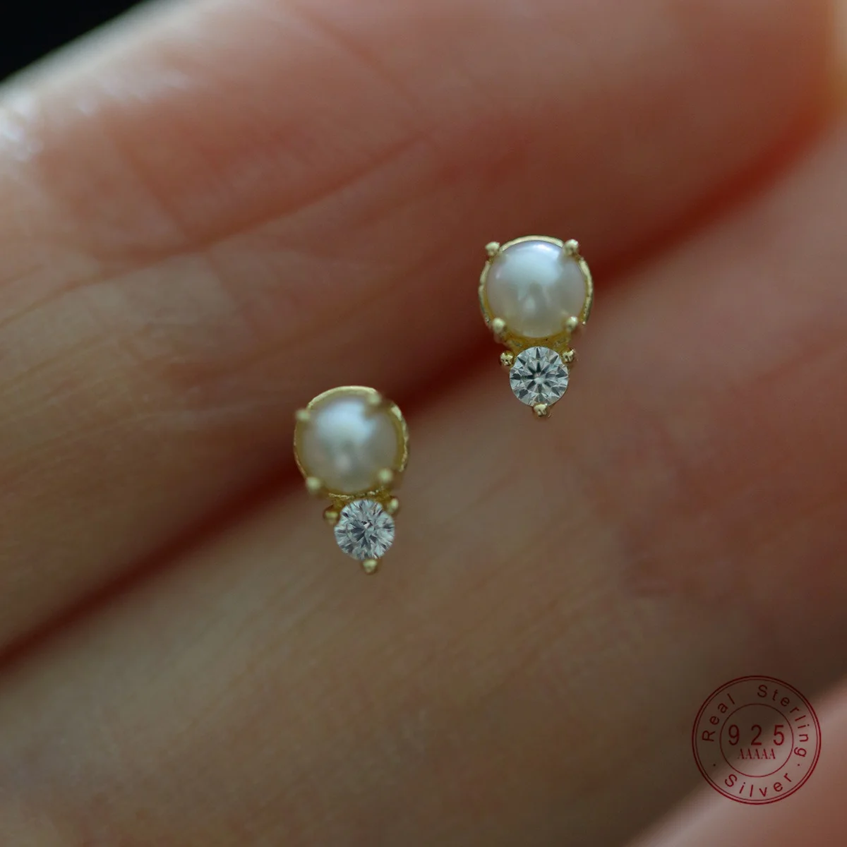 925 Sterling Silver Plated 14K Gold Mini Shell Pearl Zircon Kolczyki dla kobiet Wykwintna biżuteria imprezowa Akcesoria