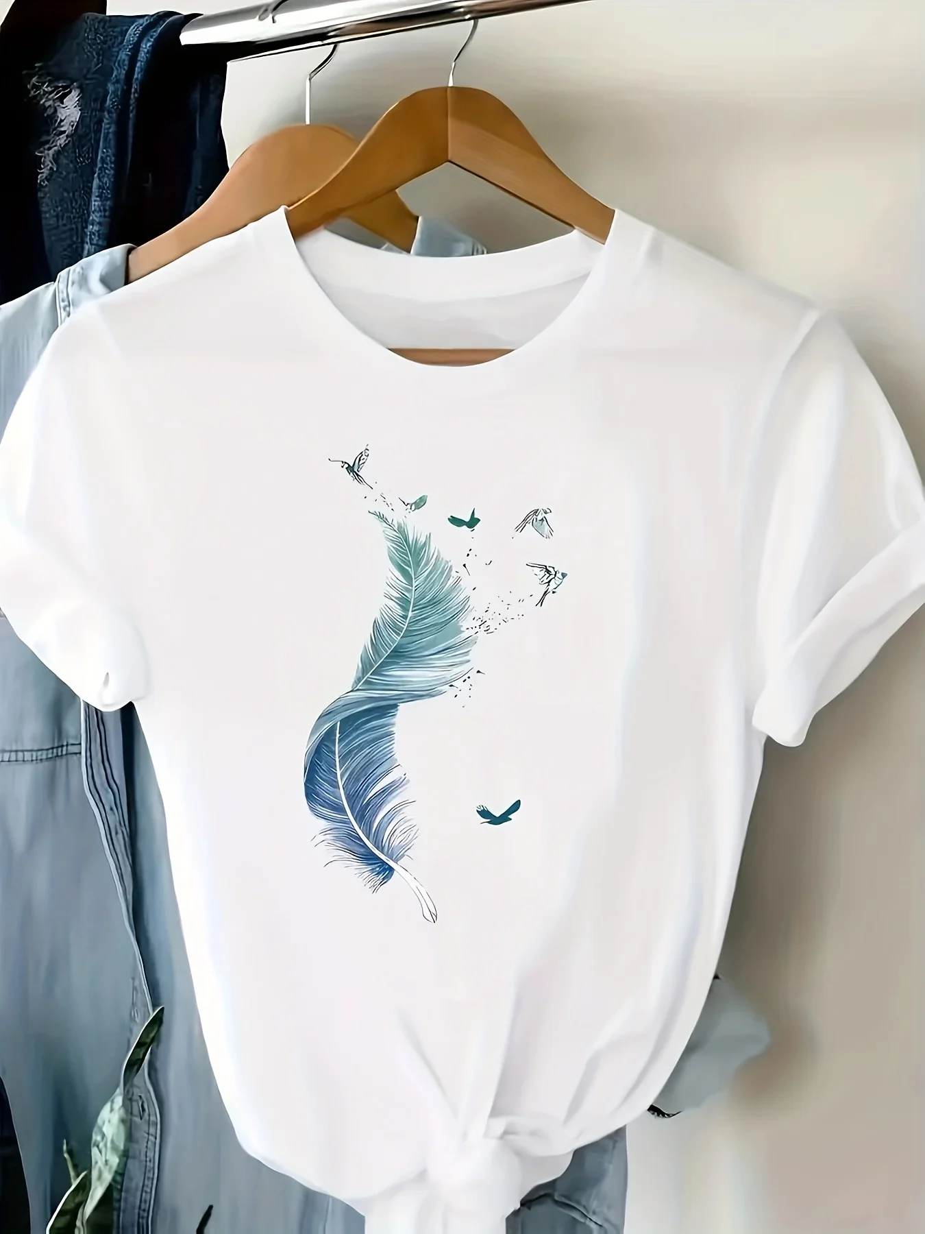 Women Tee Elegant  Gradient Feather Flying Birds Nature Art Graphic Print Round Neck Short Sleeve Soft Ladies Casual Shirt