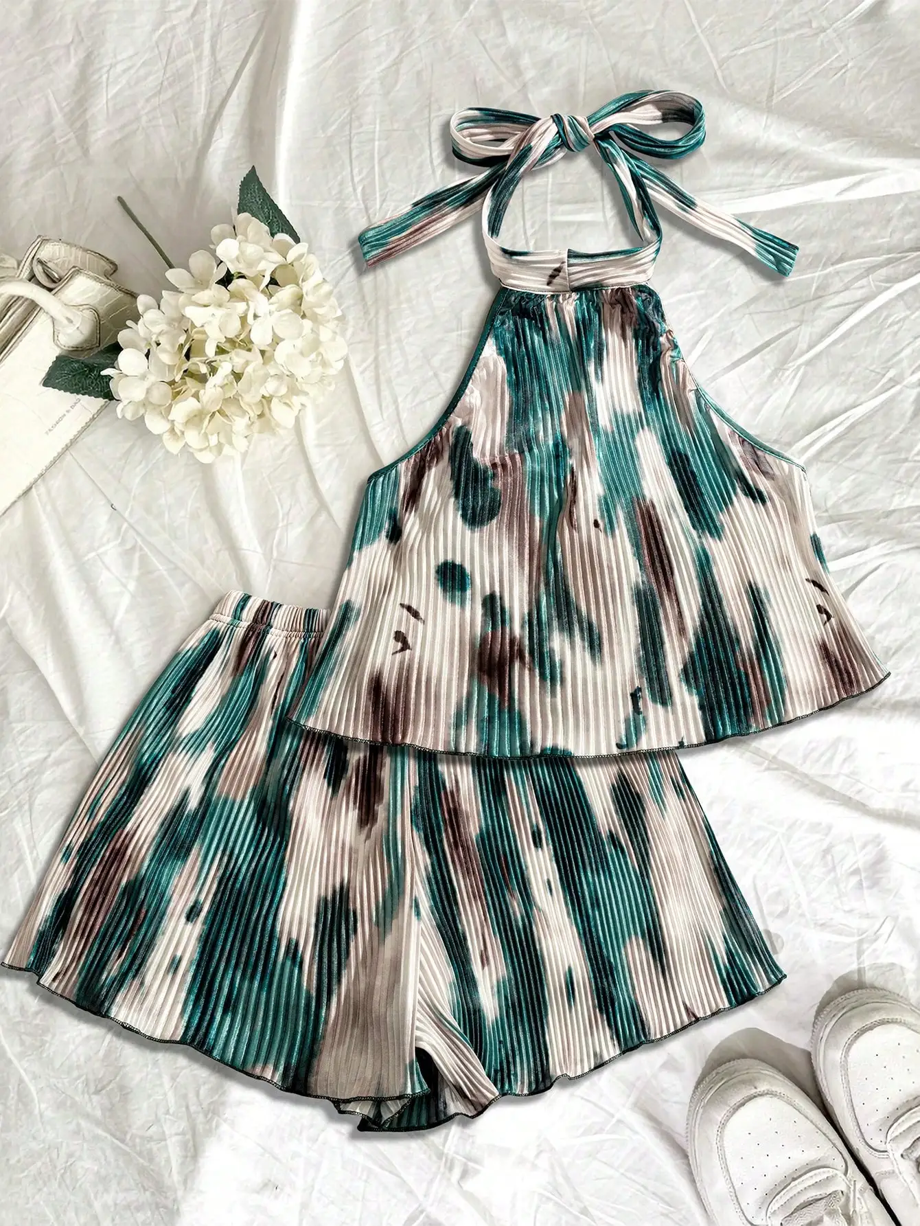 

Летний комплект из плиссированного топа-халтера и шорт для отпуска