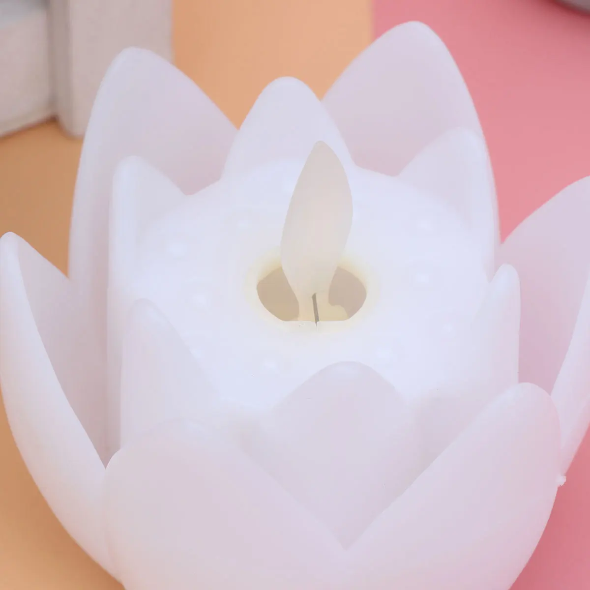 محاكاة لوتس على شكل عديمة اللهب LED مادة بلاستيكية بيضاء واقعية ديكور آمن لمهرجان مطعم الحديقة