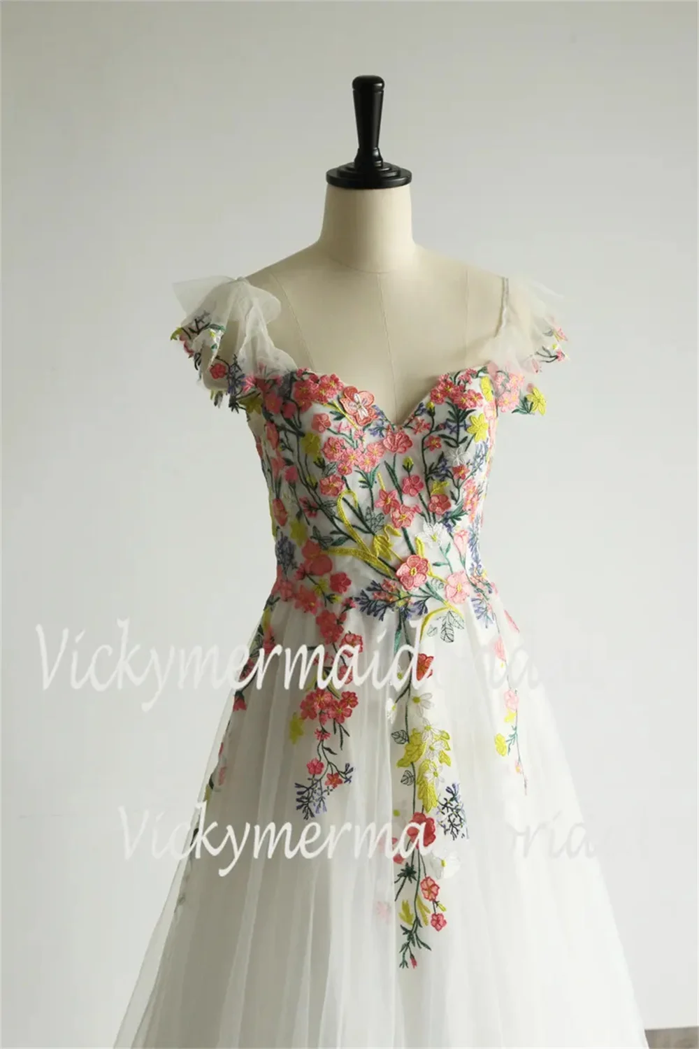 京都白花ノースリーブウェディングドレス A ラインカスタマイズされた新しい في الفساتينスイープトレインエレガントなベストドデガラノーチェムジェ