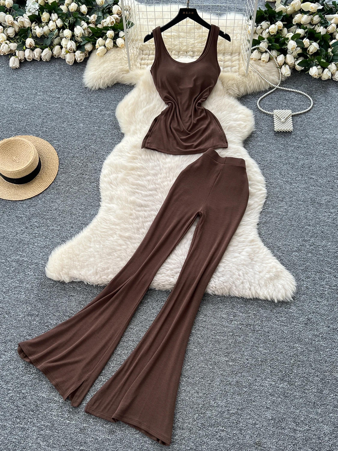 مجموعة صيفية نسائية عصرية ومريحة: توب كروب بفتحة جانبية وخصر مرتفع مع بنطلون واسع الأرجل - طقم من قطعتين