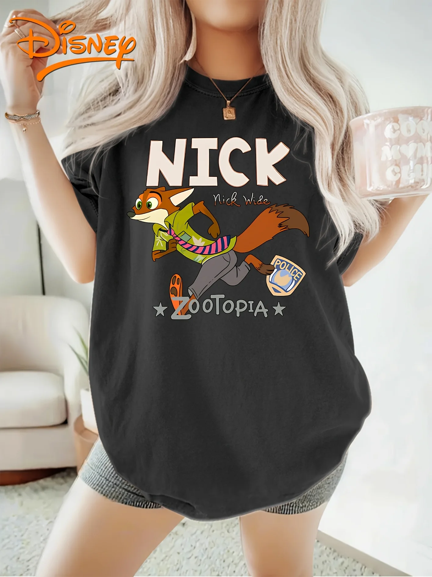 レディース ディズニー 半袖 T シャツ、ズートピアのニックのカジュアルなランニングプリントが特徴で、春、夏に最適です。