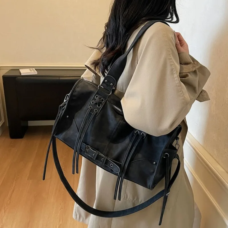 

Unique Dainty Crossbody Bag One Shoulder Office Commuting Work Trip Exquisite Fashionable Chic Sophisticated Elegant Portable