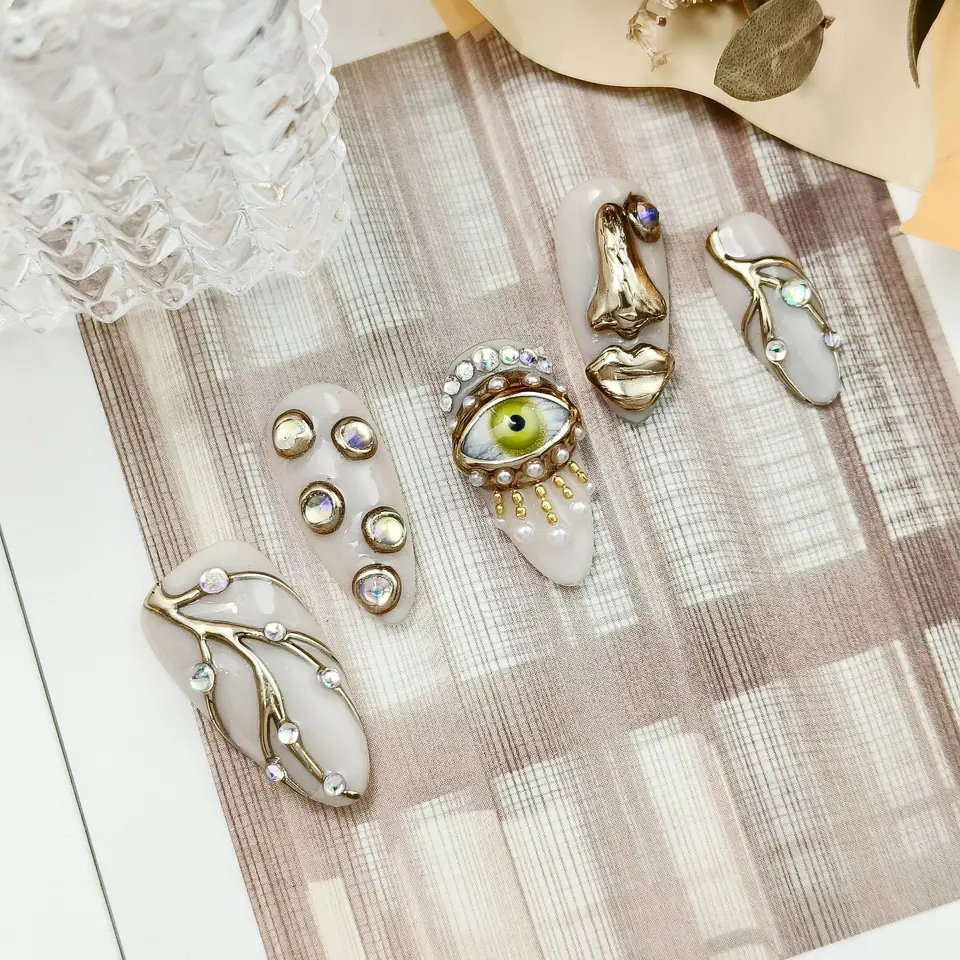 10 uñas postizas stiletto largas hechas a mano, lujo blanco y dorado, con ojos, labios y perlas 3D, góticas, para regalo de San Valentín 3
