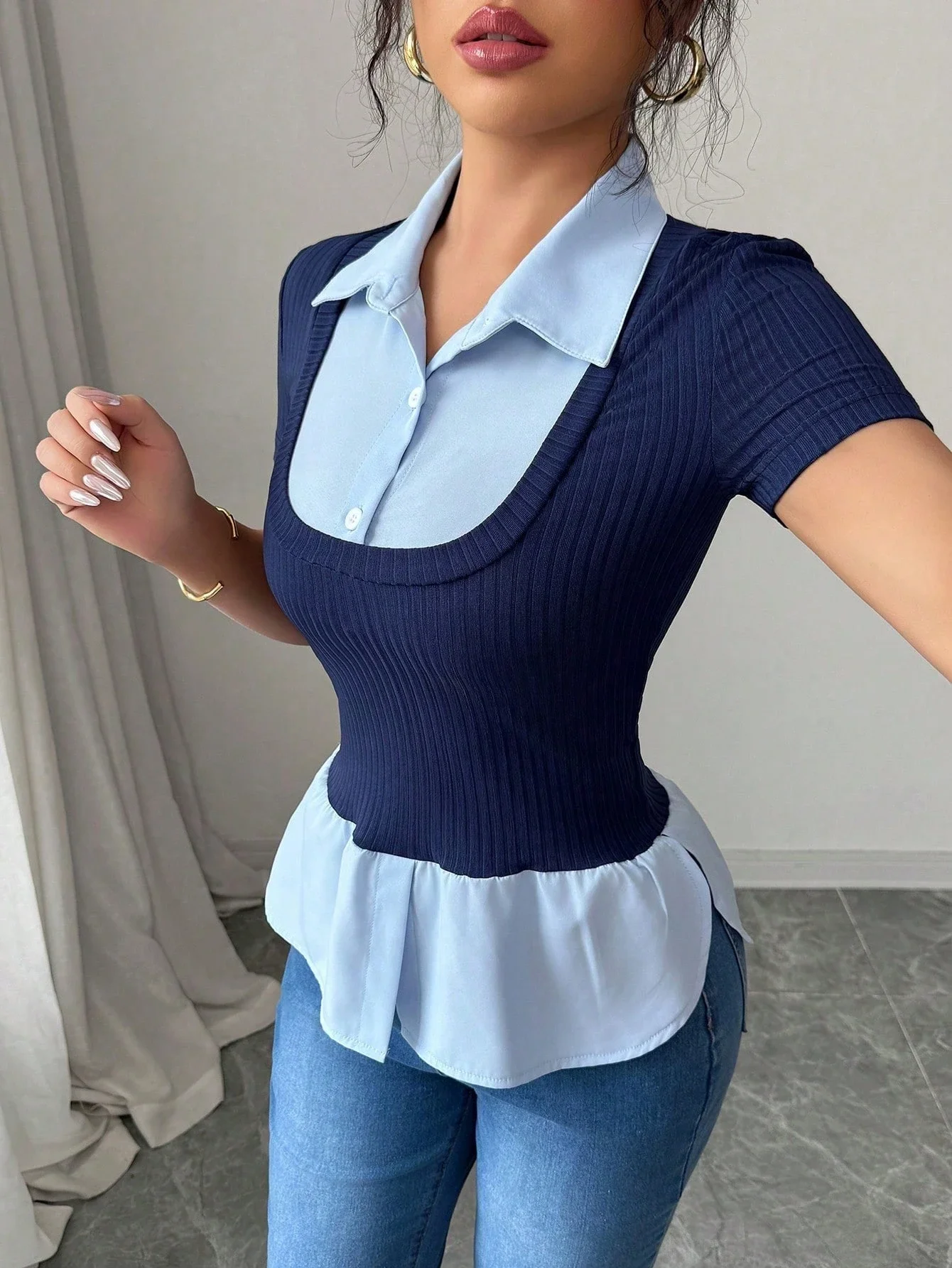 

Приталенная трикотажная блузка с воротником поло и коротким рукавом 2 в 1