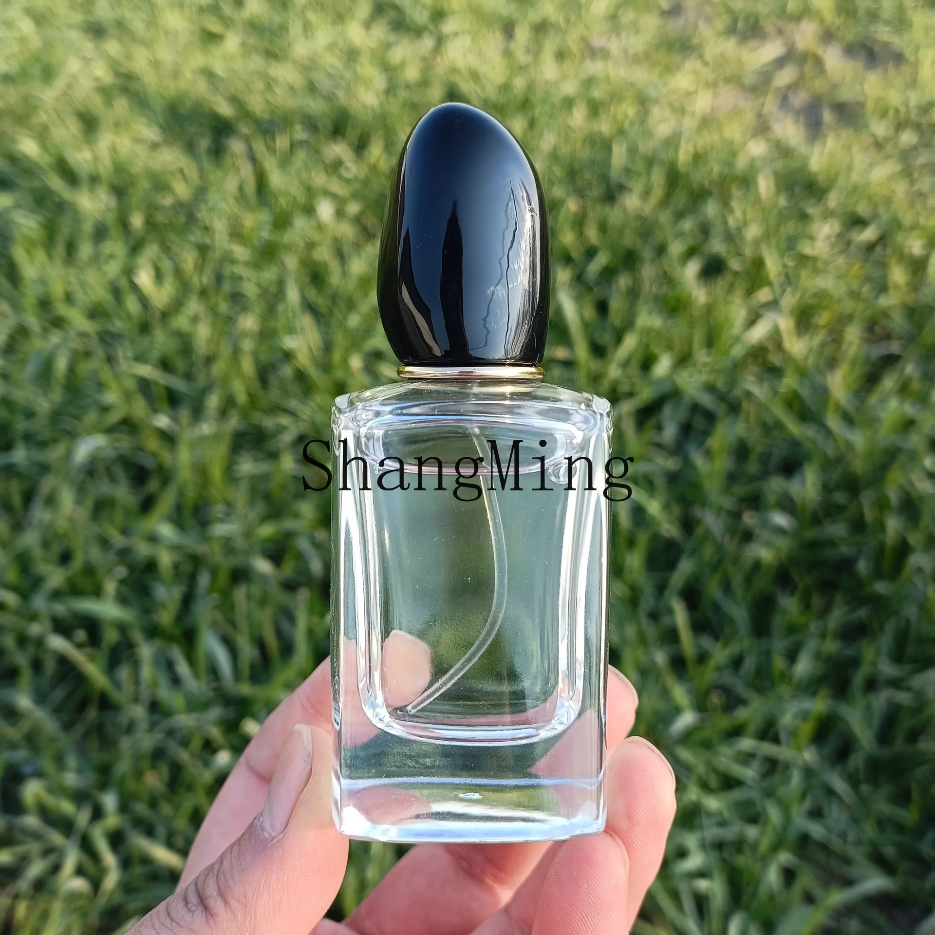 

DSA perfume bottle crystal white glass, square with curved bayonet thick bottom perfume bottle supplies