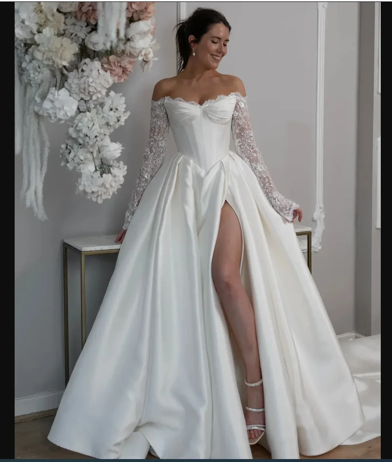 

Атласные свадебные платья трапециевидной формы с открытыми плечами Корсет с боковым разрезом Белые свадебные платья Кружевные аппликации из бисера с длинными рукавами Современный халат De