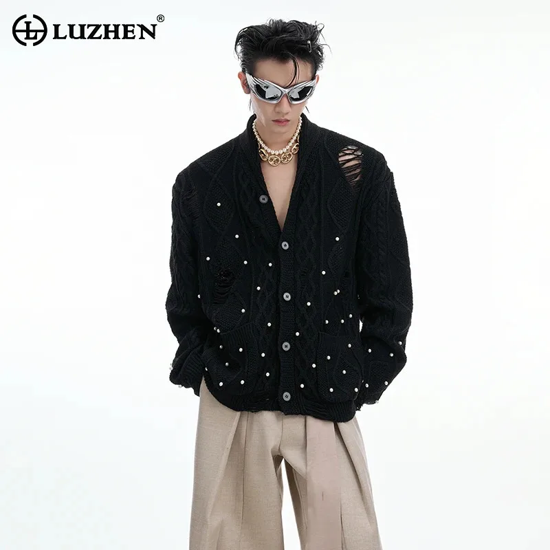 

LUZHEN 2025, новый зимний оригинальный жемчужный декор, дизайн сломанных отверстий, вязаный кардиган с v-образным вырезом, мужской модный красивый свитер JY5006