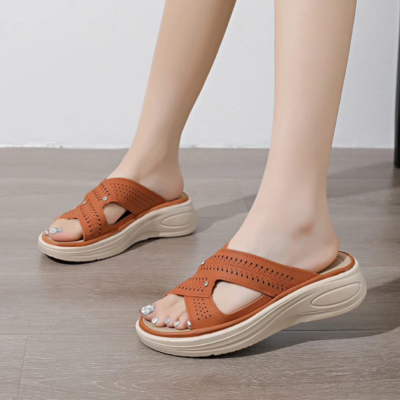 2026 صيف جديد المرأة الصنادل أحذية منصة جوفاء التدريجي تنفس خفيفة الوزن كعب تعزيز شبشب لخارج المنزل غير رسمية