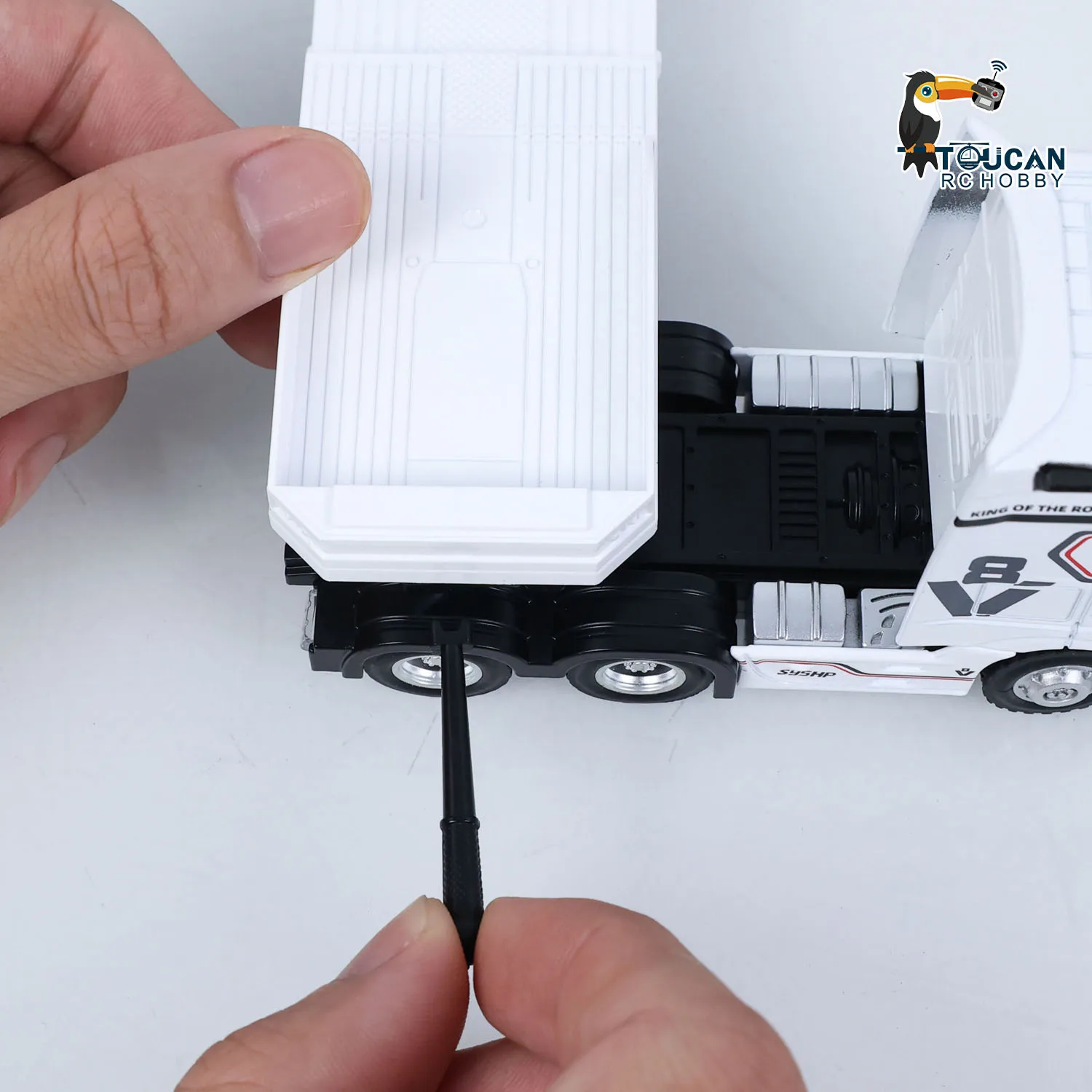 Auf Lager 9900 RTR HUINA 1/64 Ferngesteuerter Traktor-LKW mit 3-Achs-Sattelauflieger, Lichtern, Soundeffekten und Manuellen Stützbeinen – Detail 30