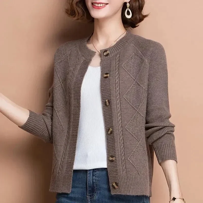 

Women Knitted Cardigan Sweater Jacket 2025 Spring Autumn Middle Aged Mother Elegant Female Coat Loose Casual Ladies Tops ZT149