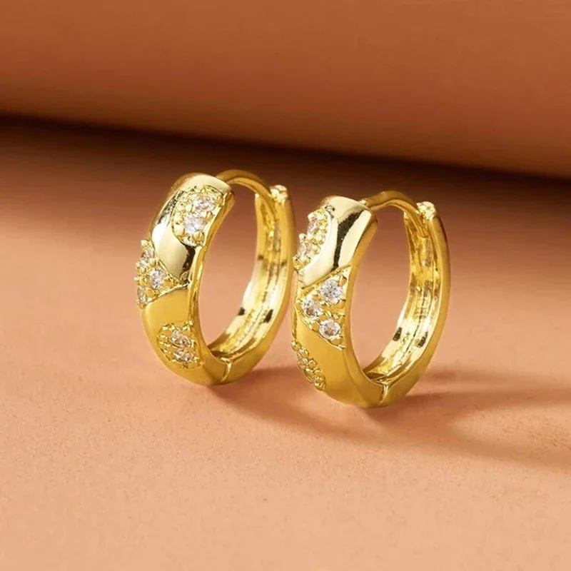 Huitan Chic Gold Farbe Creolen Weibliche Exquisite Glänzende Zirkonia Ohr Zubehör Low-key Täglich Tragbare Party Schmuck