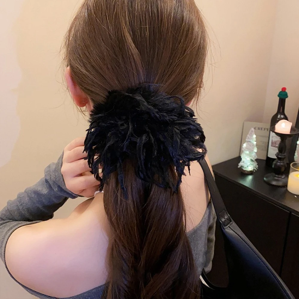 1 Stück elegante Haarband mit Federn und Pompons für Herbst/Winter, hochwertiges, vielseitiges Haaraccessoire für Pferdeschwänze und Dutt, geeignet für Partys – Detail 5
