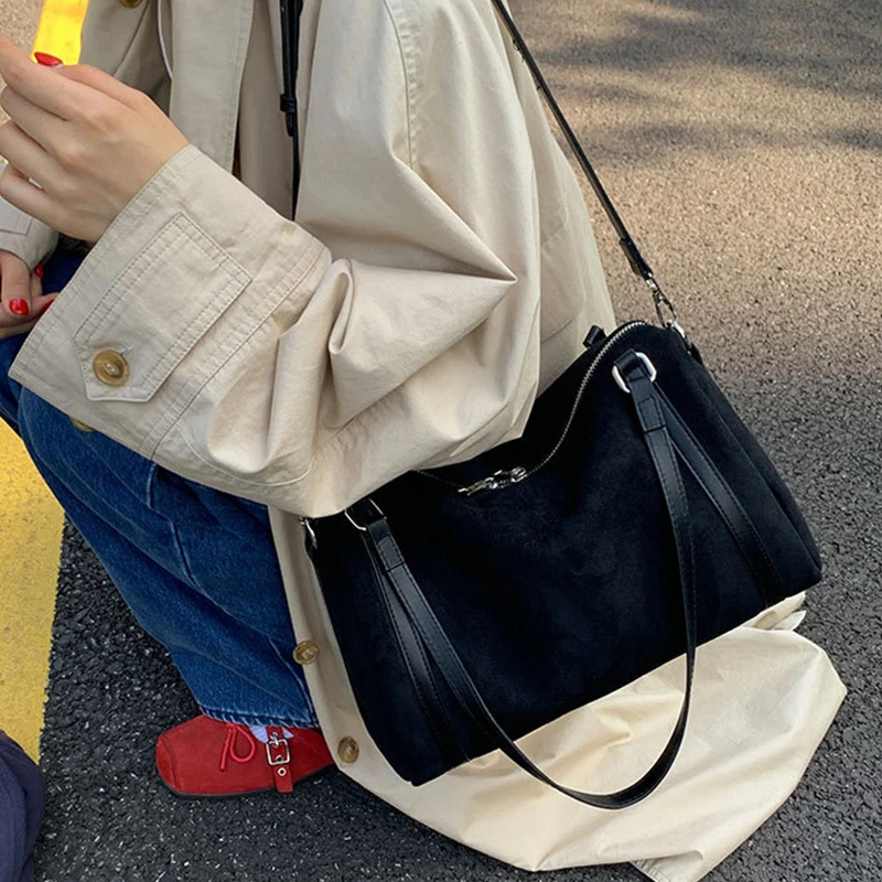 Damen-Handtaschen mit großer Kapazität, lässige Retro-Umhängetaschen aus Wildleder mit Reißverschluss, einfarbige Schultertaschen für den Alltag. – Detail 17
