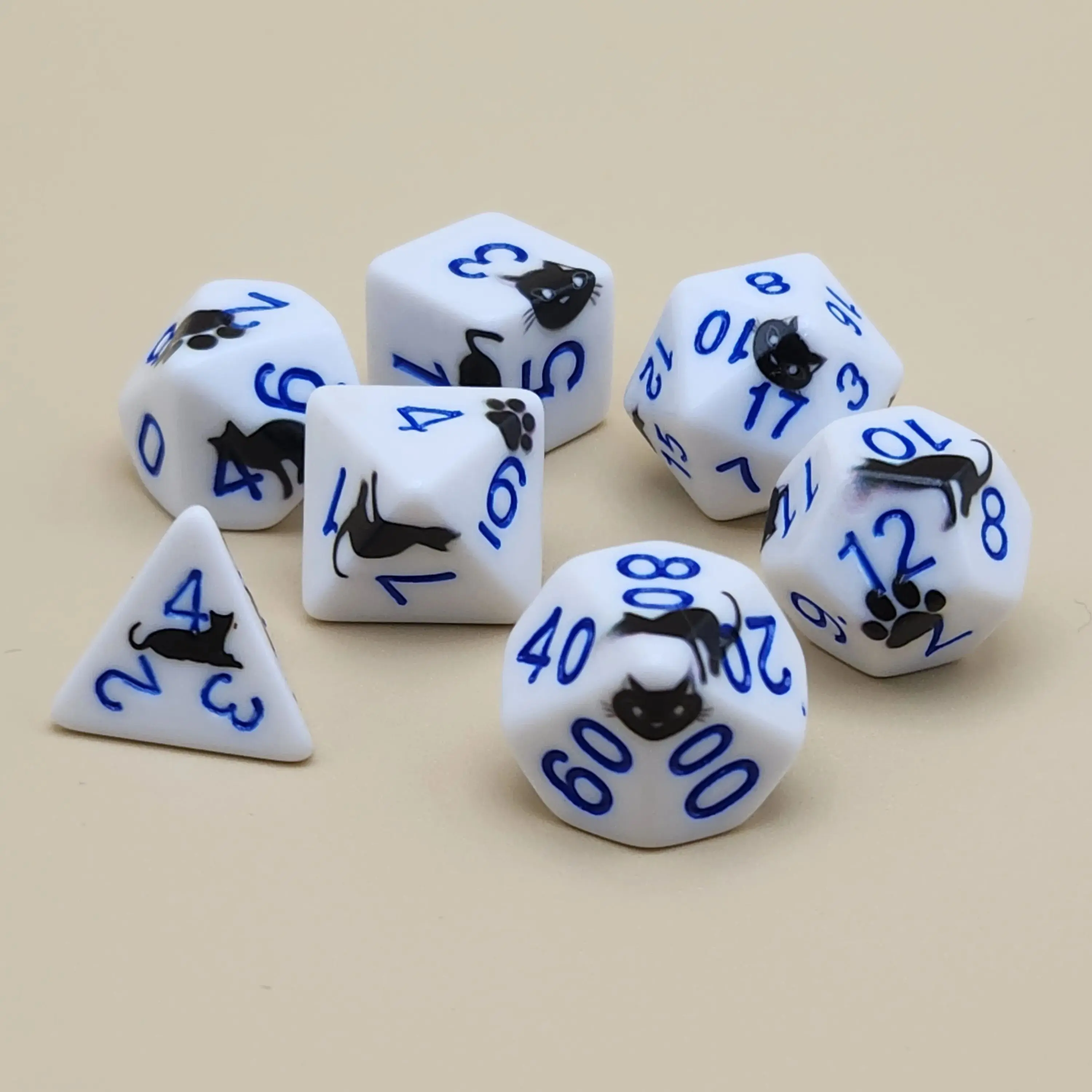 مجموعة نرد متعدد السطوح مصنوعة من الأكريليك على شكل قطة سوداء صغيرة لطيفة، مناسبة للعب الأدوار ونرد الزنزانات والتنينات D&D، وهدايا العطلات