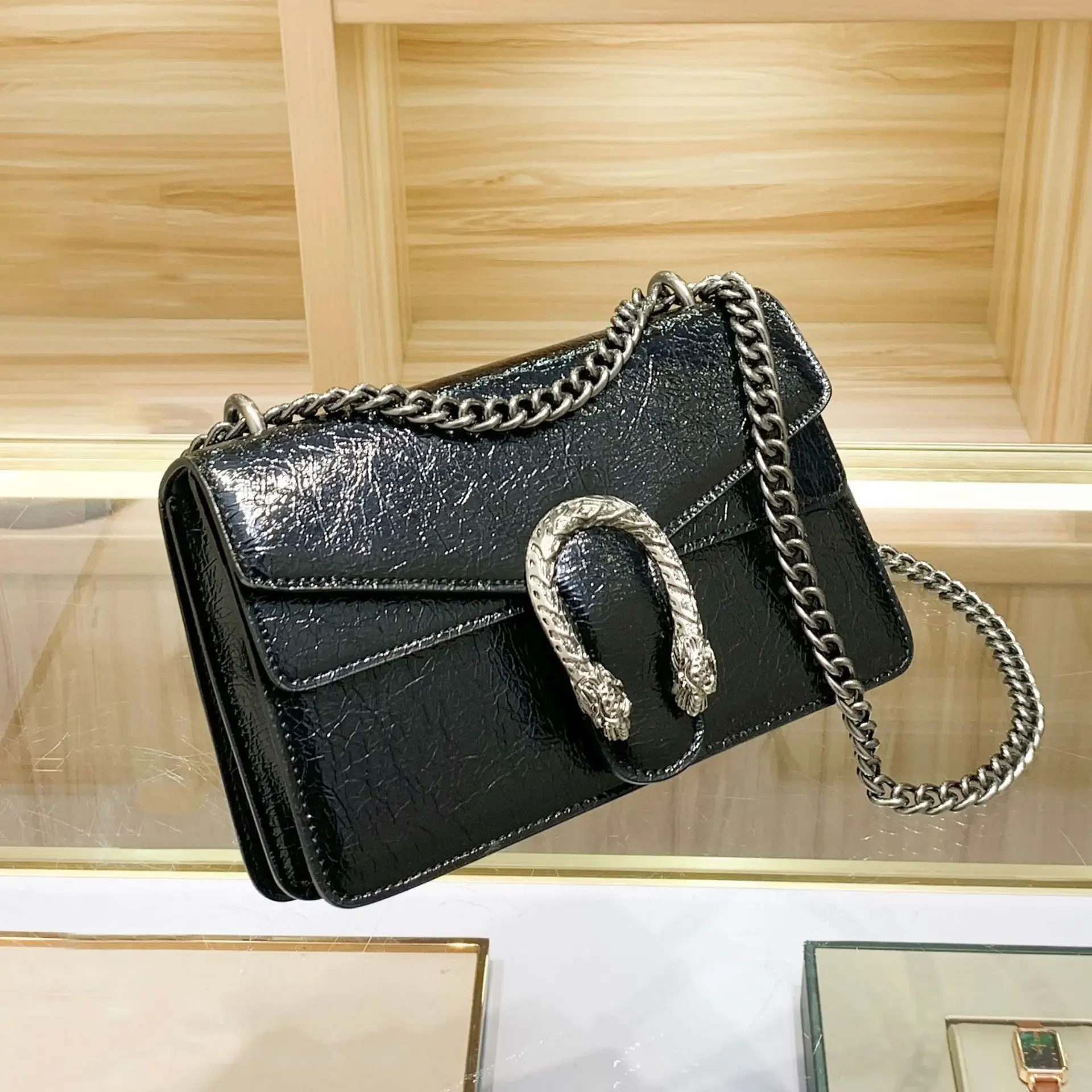 

Роскошная просторная сумка через плечо — элегантная сумка в стиле ретро с индивидуальным буквенным логотипом и кожаной отделкой премиум-класса