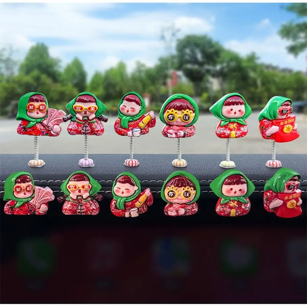 Cartoon Hars Dorp Meisje Beeldjes Schudden Rode Auto Ornamenten Mini Auto Interieur Decoratie Cadeau