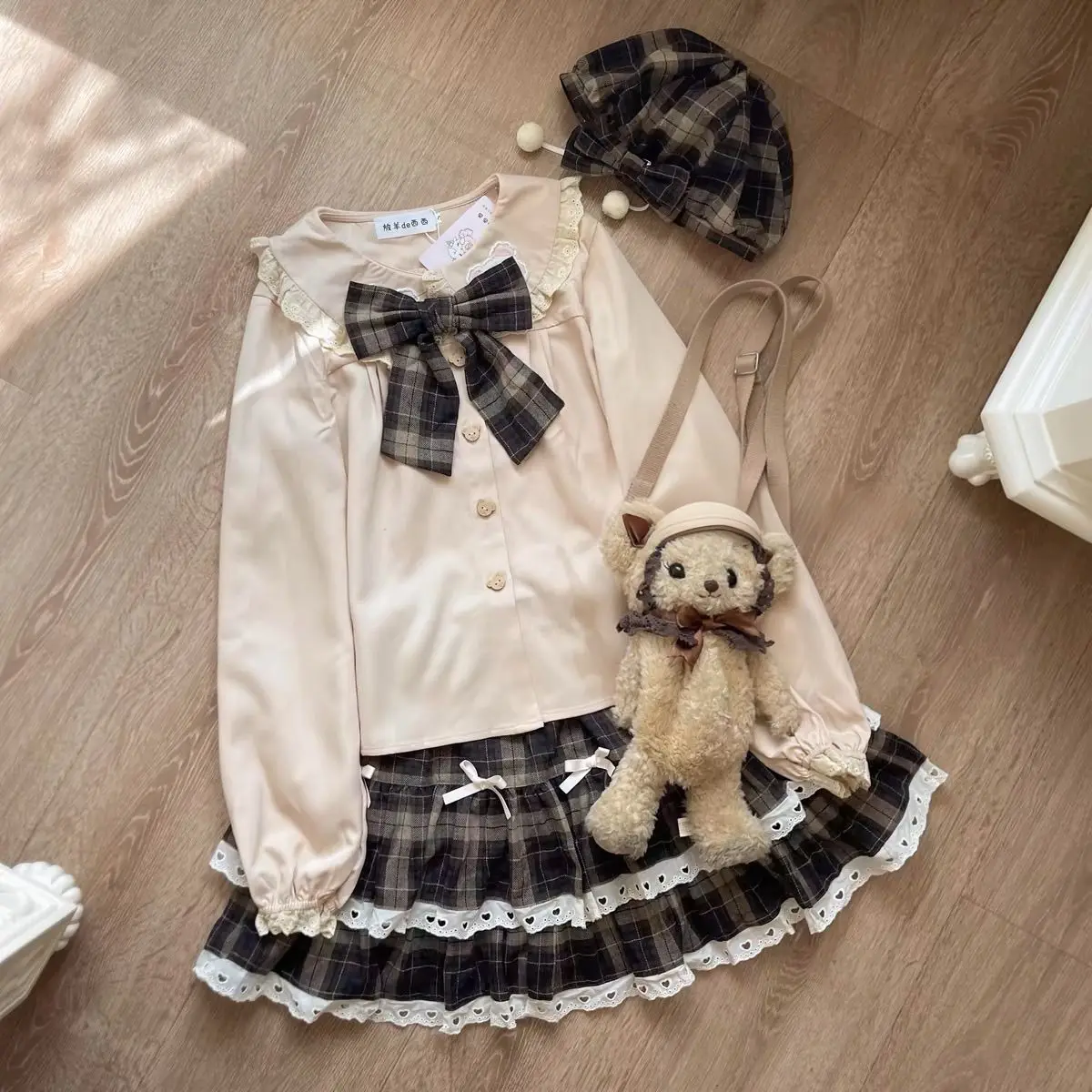 กระโปรงสั้นทรงเอ สไตล์วินเทจยุค 2000 ลายตารางสีน้ำตาลกาแฟ แต่งโบว์น่ารัก สไตล์นักศึกษา โทนสีขาว แนวอีโม  สำหรับฤดูใบไม้ร่วงและฤดูหนาว