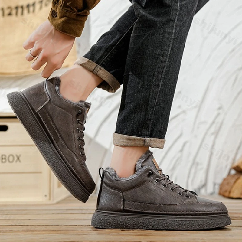 Sepatu Kulit Kasual Pria 2025 Musim Dingin Baru Sepatu Luar Ruangan Berbulu Tebal Hangat Sepatu Katun Tahan Air Anti Selip Penambah Tinggi Sepatu Pendek
