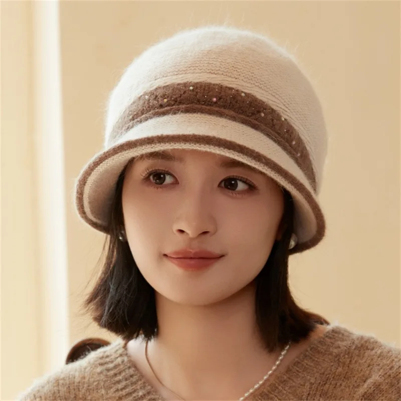 For women in winter there is a warm and stylish beret for middle- aged and elderly mothers to keep out the cold and protect ears