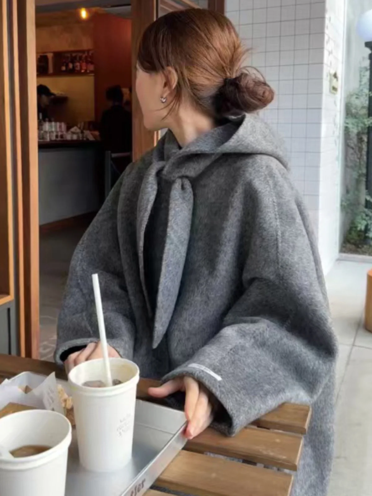 Koreański płaszcz wełniany damski, elegancki, z temperamentem, słodki kołnierzyk z kokardą, ciepły płaszcz wełniany z kapturem, długi płaszcz wełniany średniej długości.