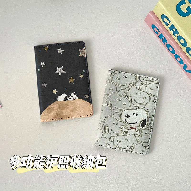 Snoopy ผู้ถือหนังสือเดินทางแฟชั่นผู้ชายผู้หญิงหนัง Pu อุปกรณ์เสริมการเดินทาง ID บัตรเครดิตเอกสารหนังสือเดินทางกระเป๋าสตางค์กระเป๋า