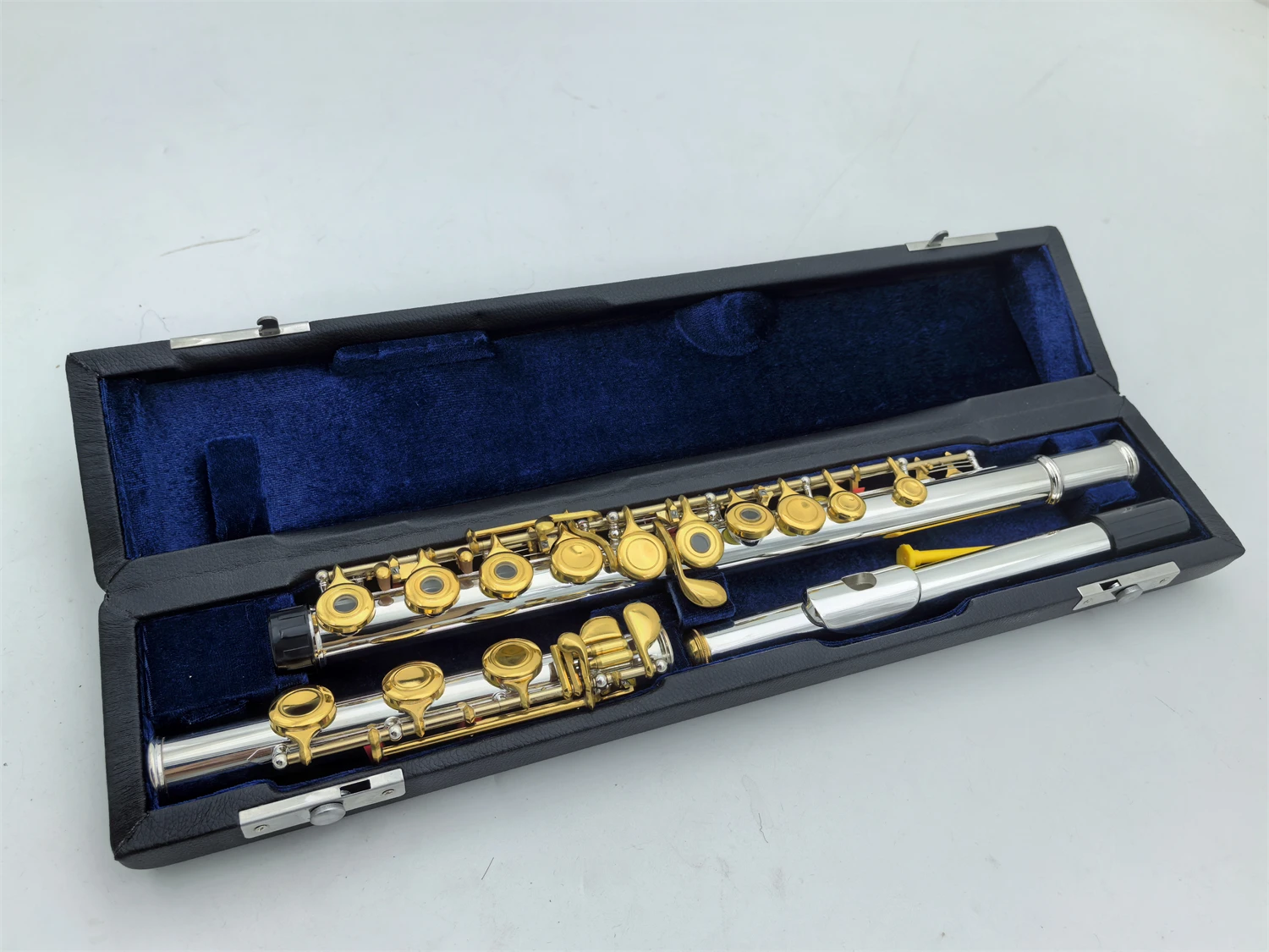 

Beautiful Flute C Tune Sliver Body Brass Keys 17 Keys Open Holes Professional Woodwind Instruments With Case Accessories