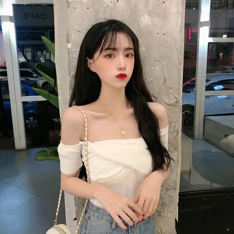 

One-shoulder Square Collar Leaking Collarbone and Two Knitted T-shirt for Women Short-sleeved 2025 New Sexy Short Top Summer
