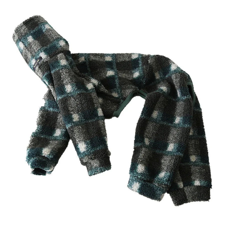 Kleding voor Greyhounds: een dikke, warme, zachte fleece trui met ruitmotief en hoge kraag, verkrijgbaar in de kleuren rood, groen en kaki, voor honden van het ras Whippet.