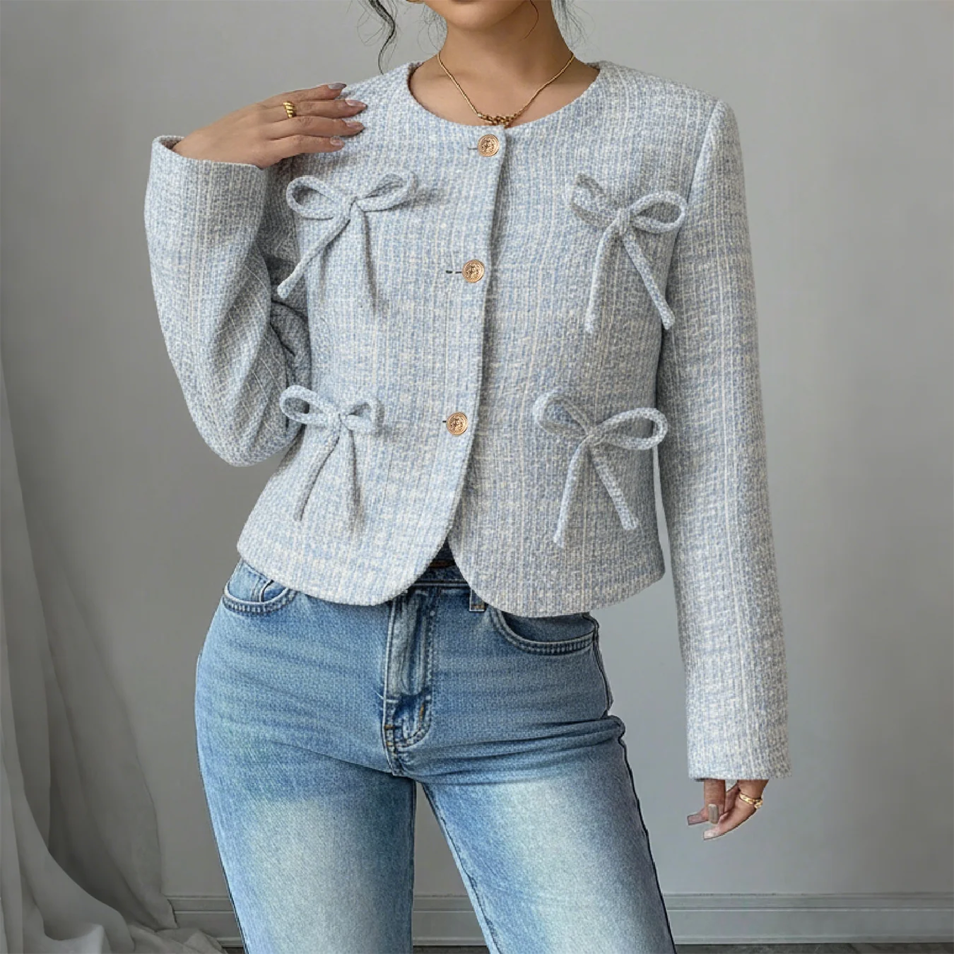 

Эта элегантное голубое твидовое короткое пальто с бантом и золотыми пуговицами для похудения женщин на осень и зиму.