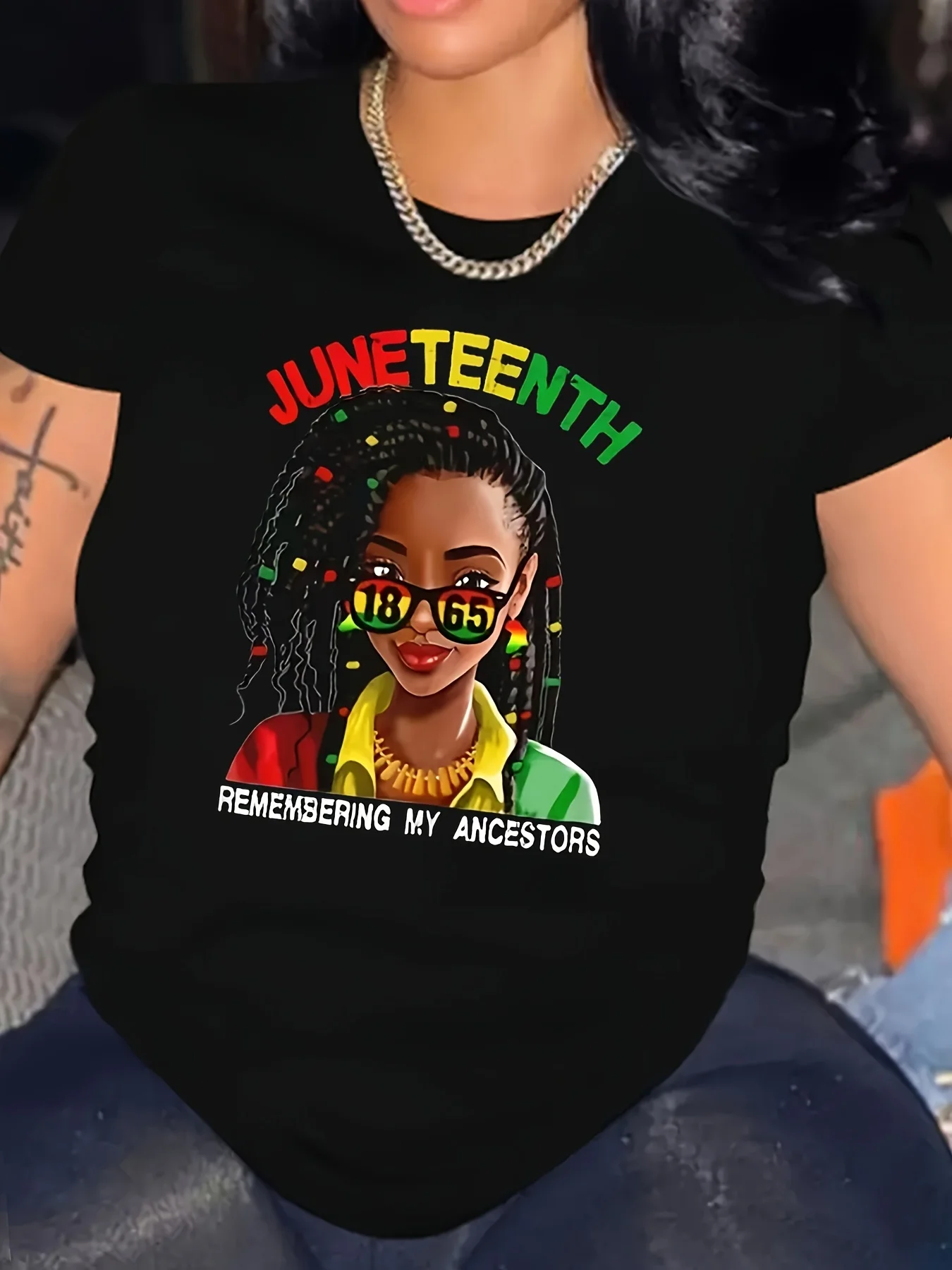 プラスサイズのレディース Juneteenth T シャツ - 鮮やかな「私の先祖を思い出す」グラフィック プリント、伸縮性のあるカジュアルなラウンドネック T シャツ