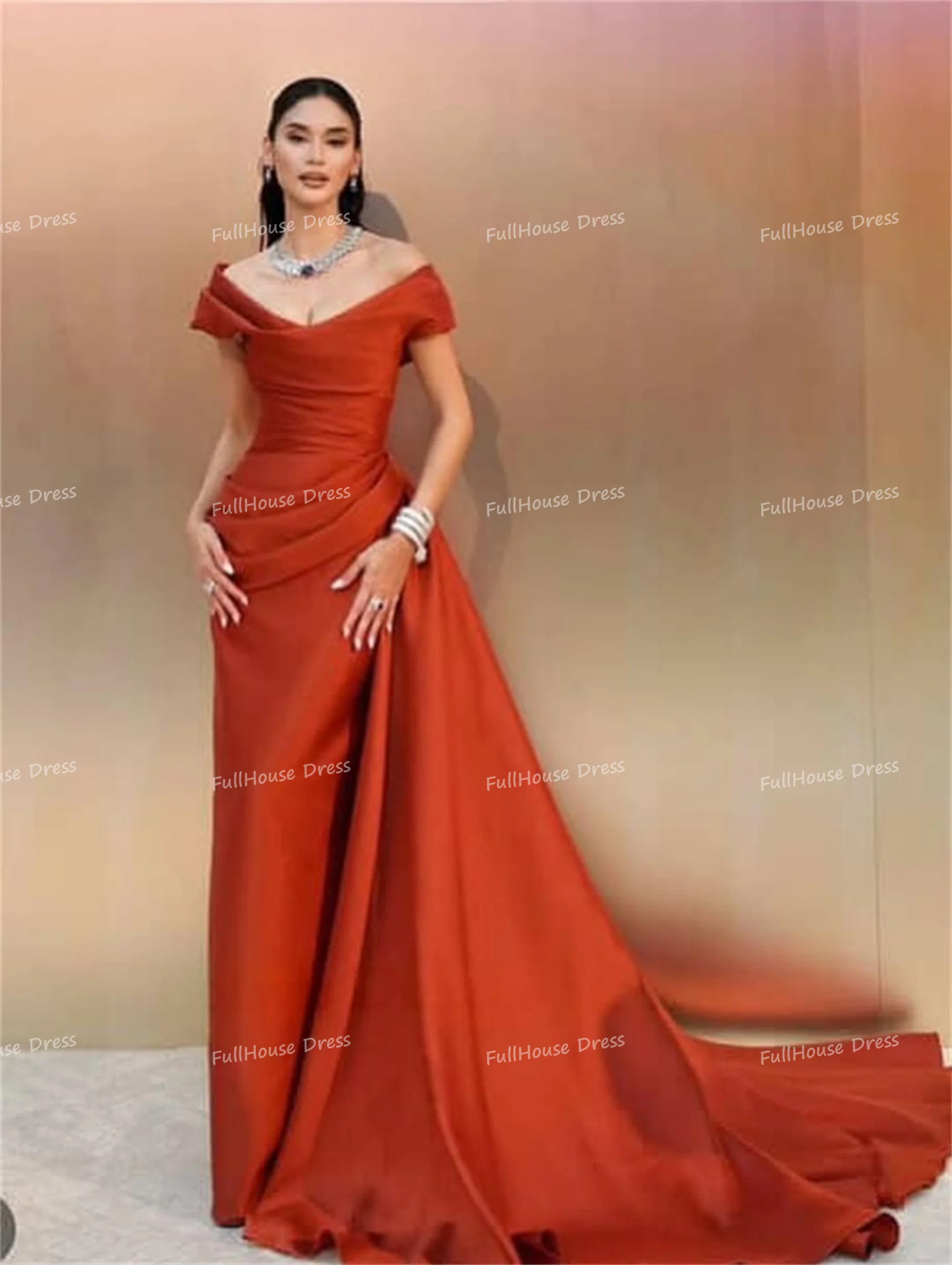 Maßgeschneidertes, modernes, schulterfreies, gestuftes, plissiertes, sexy Meerjungfrau-Abendkleid, rückenfrei, bodenlang, Abschlussball-Partykleid mit Schleppe