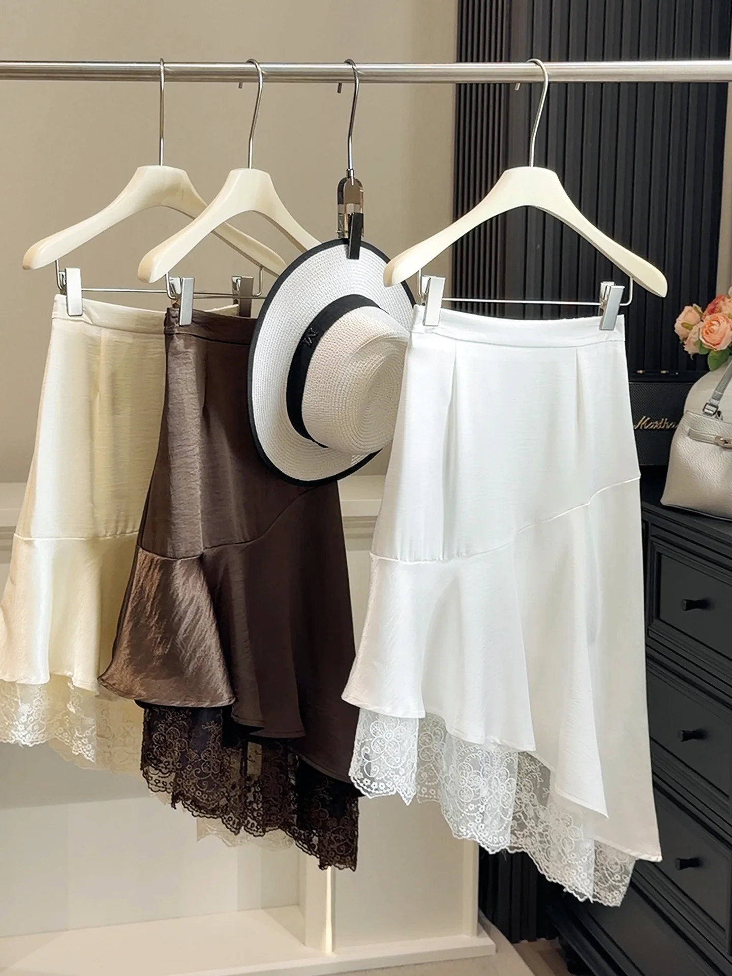 Elegant Y2K Asymmetric Satin Beige Midi Skirt Women Spring Summer Lace Trim Spliced Knee-length Office Commut Confortable Outfit