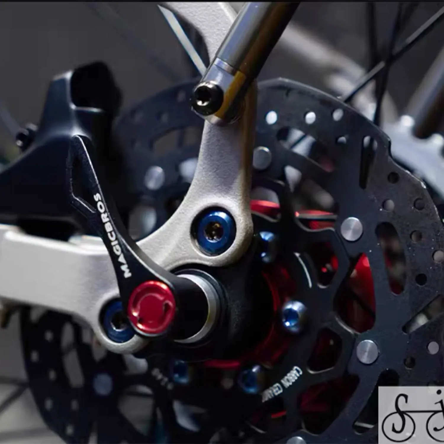 

Подходит для складных аксессуаров для модификации автомобиля Brompton Gline, быстросъемный задний крючок, подъемные уши