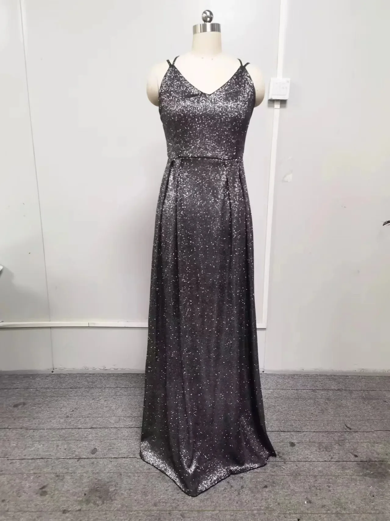 Robe de Soirée Longue et Brillante avec Pendule Ligne A, Tenue Élégante avec des Appliques Perlées et des Bretelles Icide, Idéale pour un Bal Formel, Nouvelle Collection